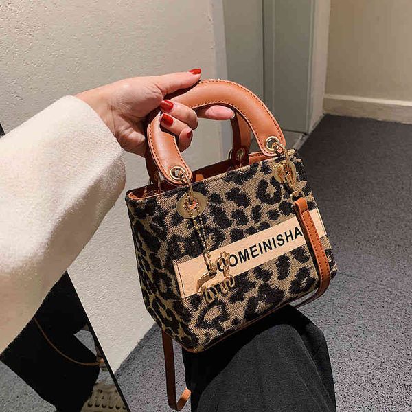 2022 latest handbag factory store on women's portable red envelope pattern messenger single shoulder simple princess versatile bags
2022 latest handbag factory store on women's portable red envelope pattern messenger single shoulder simple princess versatile bags