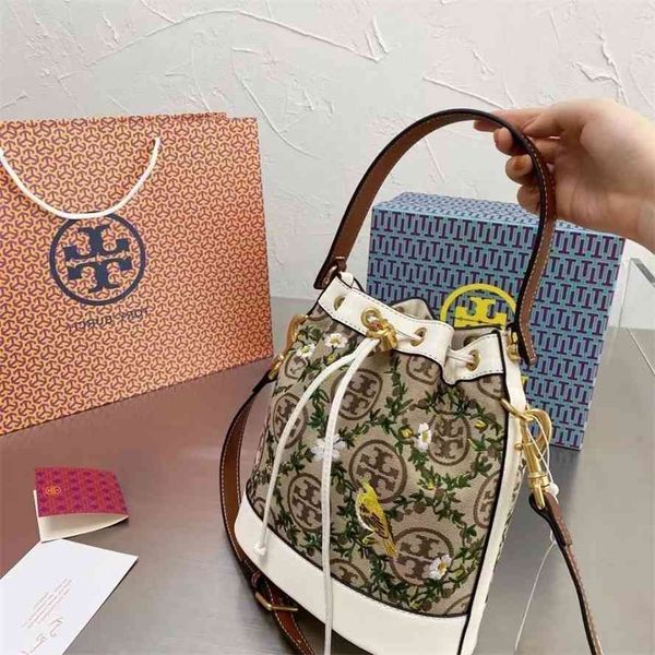 handbag2021 new canvas embroidered bucket bag single shoulder cross carry large capacity korean classic fashion versatilegg bag
handbag2021 new canvas embroidered bucket bag single shoulder cross carry large capacity korean classic fashion versatilegg bag