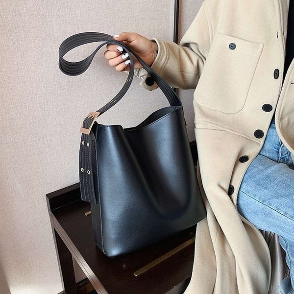 hbp luxury designerlarge capacity bucket messenger korean single shoulder 2020 new autumn fashion simple women's bag
hbp luxury designerlarge capacity bucket messenger korean single shoulder 2020 new autumn fashion simple women's bag