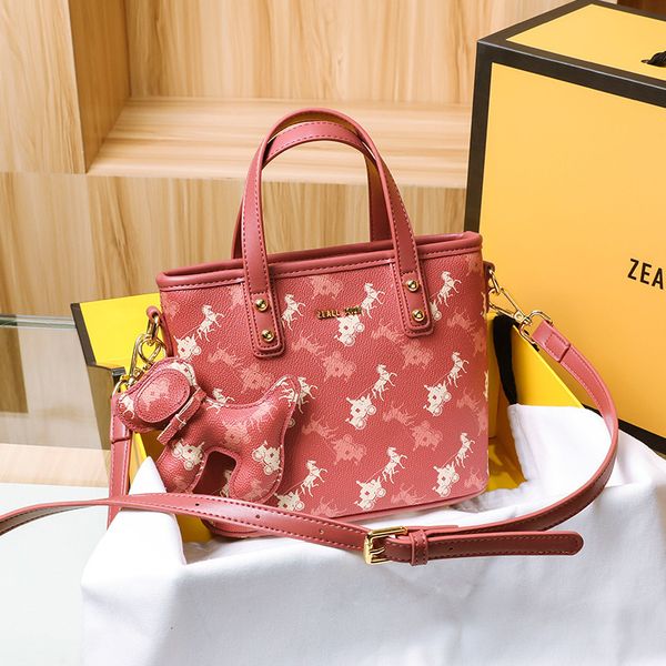 handbag advanced sense small bag 2021 printing portable bucket , versatile western style one shoulder messenger women's trend, Black;red
handbag advanced sense small bag 2021 printing portable bucket , versatile western style one shoulder messenger women's trend, Black;red