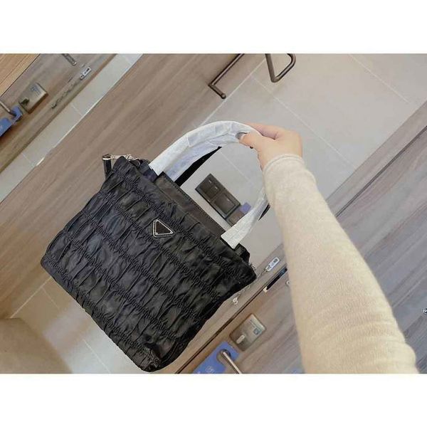 famous stylist women's bag 20aw new female desingers high quaity handbags luxury lady casual clutch bags socialite style black color
famous stylist women's bag 20aw new female desingers high quaity handbags luxury lady casual clutch bags socialite style black color
