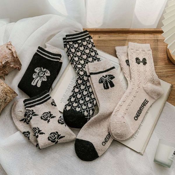 autumn winter flowers black white lolita fashion lovely wool thick 
autumn winter flowers black white lolita fashion lovely wool thick