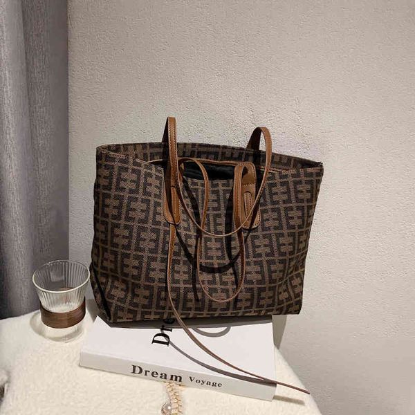 2022 factory wholesale large capacity soft leather printed women's one shoulder underarm handbag fashion trendy commuter tote bag
2022 factory wholesale large capacity soft leather printed women's one shoulder underarm handbag fashion trendy commuter tote bag