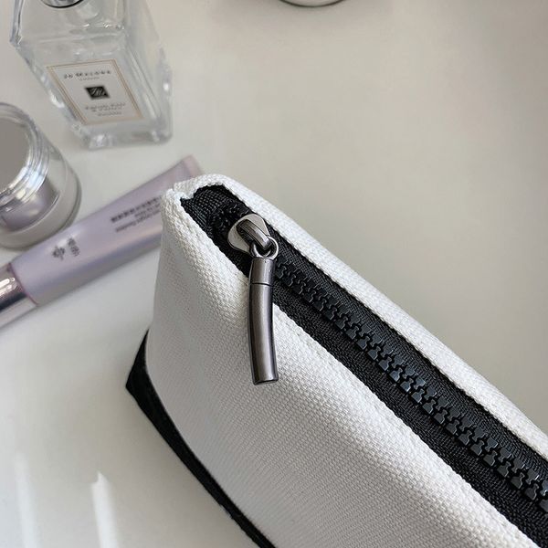 europe and america cross border canvas makeup bag ins portable womens cosmetic bag custom travel wash makeup storage small bag
europe and america cross border canvas makeup bag ins portable womens cosmetic bag custom travel wash makeup storage small bag
