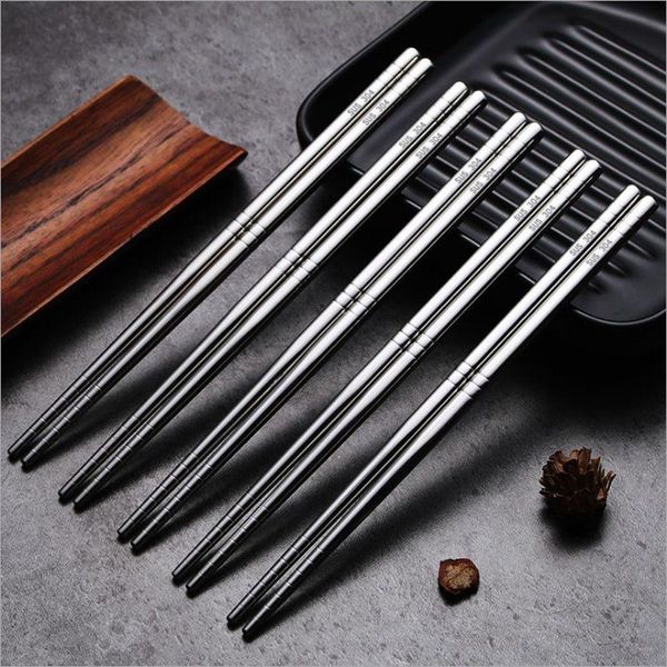 5 a pair of 304 stainless steel chopsticks are set with chinese silver tableware, which can be reused
5 a pair of 304 stainless steel chopsticks are set with chinese silver tableware, which can be reused