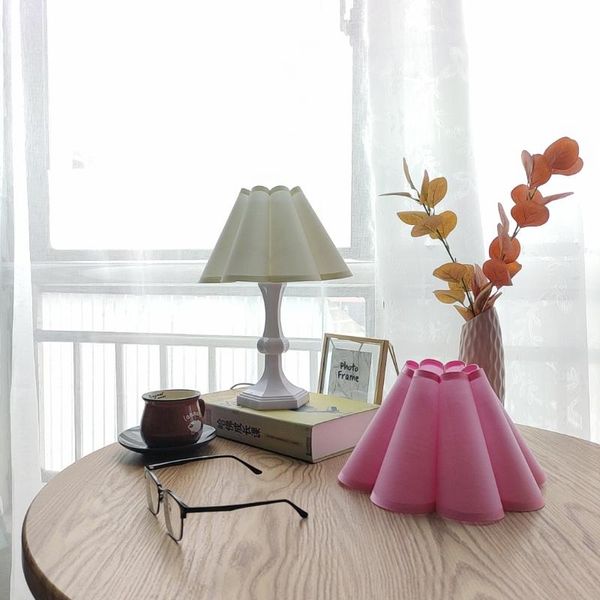 2021 xianfan eastern europe simple fabric composite pvc petal shaped lamp shade white acrylic table lamp for brdroom tiffany
2021 xianfan eastern europe simple fabric composite pvc petal shaped lamp shade white acrylic table lamp for brdroom tiffany