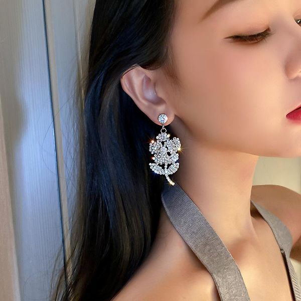 dangle & chandelier sparkling full rhinestone big rose flower earrings for women exaggerated fashion geometric temperament party jewelry, Silver
dangle & chandelier sparkling full rhinestone big rose flower earrings for women exaggerated fashion geometric temperament party jewelry, Silver