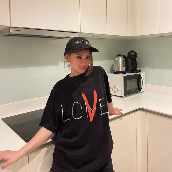 brand t shirt v and lone short sleeve t-shirt women's fashion brand alentine's day limited to wang yibo's same big high, White;black
brand t shirt v and lone short sleeve t-shirt women's fashion brand alentine's day limited to wang yibo's same big high, White;black