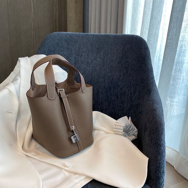 factory outlet design women's 2021 spring and summer new vegetable basket khaki head leather fashion portable bucket bag
factory outlet design women's 2021 spring and summer new vegetable basket khaki head leather fashion portable bucket bag