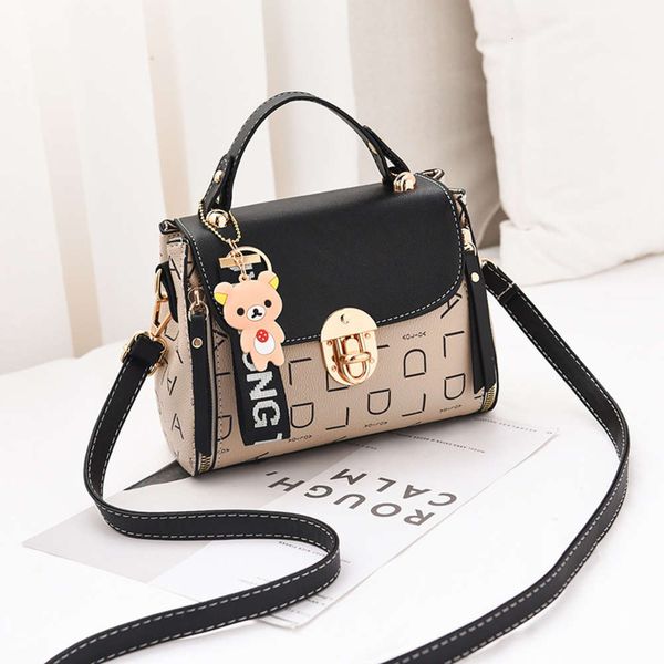 2021 girl's shoulder msenger bag lattice small square young and elegant handbag fashion bear pendant women's
2021 girl's shoulder msenger bag lattice small square young and elegant handbag fashion bear pendant women's