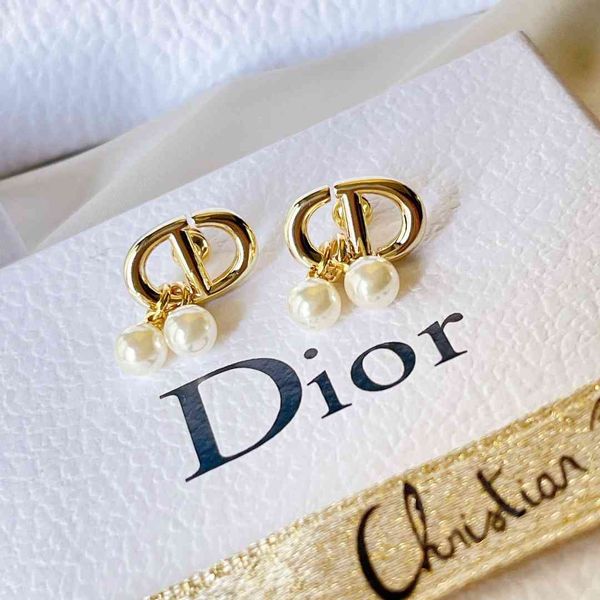 2021 new designer family letter small pearl earrings elegant fashion influenza temperament earrings show face new trend, Golden
2021 new designer family letter small pearl earrings elegant fashion influenza temperament earrings show face new trend, Golden