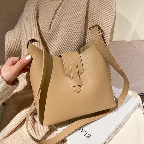 cross body hong kong style retro bag women's 2021 fashion large capacity simple shoulder messenger western bucket
cross body hong kong style retro bag women's 2021 fashion large capacity simple shoulder messenger western bucket
