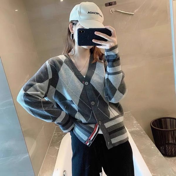 men's and women's 2021 new tb college style gingham sweater cardigan long sleeved knitted jacket for spring autumn, White;black
men's and women's 2021 new tb college style gingham sweater cardigan long sleeved knitted jacket for spring autumn, White;black