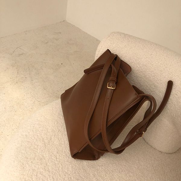 2021 simple niche design single shoulder bag super large capacity casual versatile tote bag
2021 simple niche design single shoulder bag super large capacity casual versatile tote bag