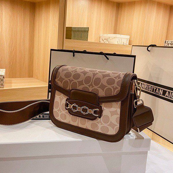 2021 summer contrast saddle bag fashion one shoulder women's trend messenger temperament
2021 summer contrast saddle bag fashion one shoulder women's trend messenger temperament