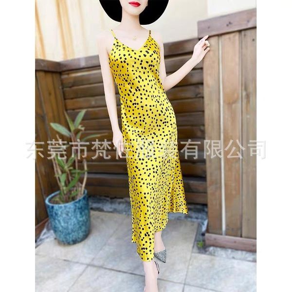 early spring 2021 new french retro acetate satin floral suspender dress women's long v-neck stretch slim, Black;gray
early spring 2021 new french retro acetate satin floral suspender dress women's long v-neck stretch slim, Black;gray