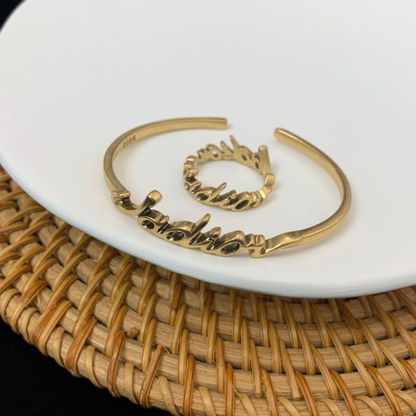 d family / di 2021 letter open bracelet temperament female brass ring, Golden;silver
d family / di 2021 letter open bracelet temperament female brass ring, Golden;silver