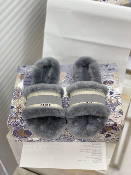 2021 new luxurious designer embroidered letter wool slipper classic ladies warm casual sandals with box size 35-40, Black
2021 new luxurious designer embroidered letter wool slipper classic ladies warm casual sandals with box size 35-40, Black