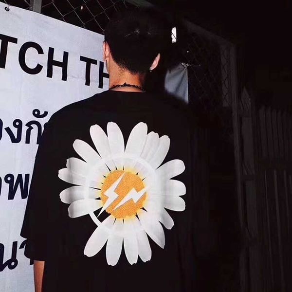 pmo gd quan zhilong fujiwara hao joint name lightning daisy sunflower oversize loose large falling shoulder short sleeve qu34, Black;brown
pmo gd quan zhilong fujiwara hao joint name lightning daisy sunflower oversize loose large falling shoulder short sleeve qu34, Black;brown