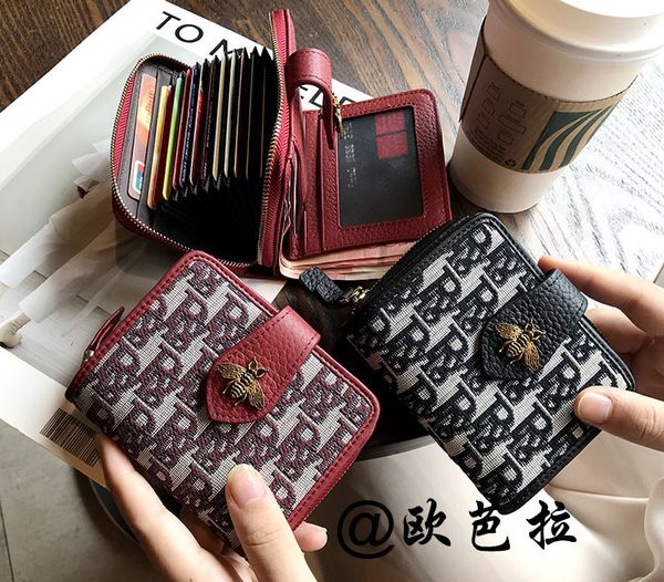 wallet folding women's short small leather simple and versatile atmosphere 2021 fashion exquisite card bag trend, Red;black
wallet folding women's short small leather simple and versatile atmosphere 2021 fashion exquisite card bag trend, Red;black