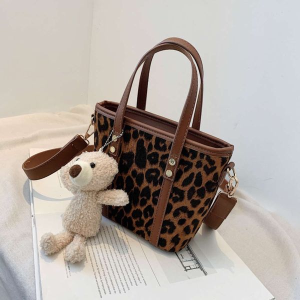 2020 korean fashion handbag simple foreign style single shoulder leopard pattern messenger bucket women's bag
2020 korean fashion handbag simple foreign style single shoulder leopard pattern messenger bucket women's bag