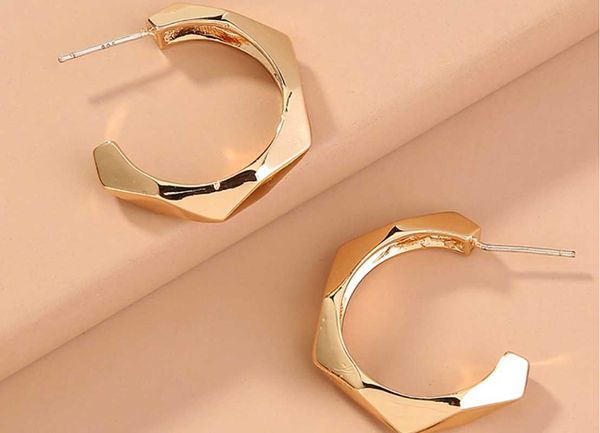 hoop & huggie 2021 wowen european and american high-fashion exaggerated c - shaped multi-face metal stud earrings, Golden;silver
hoop & huggie 2021 wowen european and american high-fashion exaggerated c - shaped multi-face metal stud earrings, Golden;silver