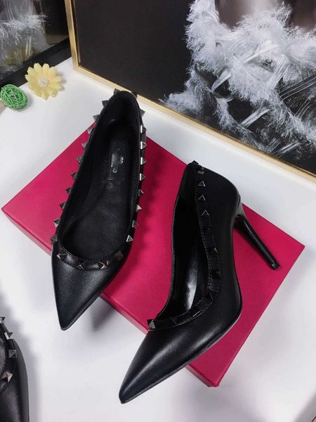 high version v home rivet solid color low daily black women's pointed casual single shoes
high version v home rivet solid color low daily black women's pointed casual single shoes