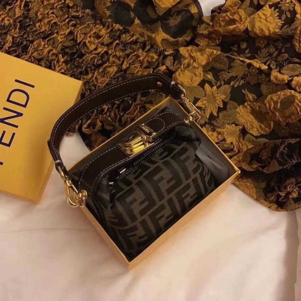 2021 new women's make-up ff lunch box beige canvas color matching embroidery pattern one shoulder slanting small square bag crossbody b
2021 new women's make-up ff lunch box beige canvas color matching embroidery pattern one shoulder slanting small square bag crossbody b