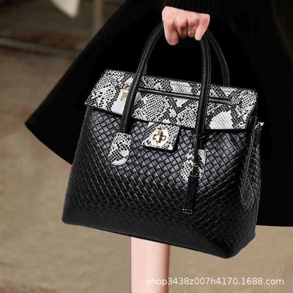 high-end bag women's bag 2021 new fashion handbags women's leather large-capacity one-shoulder
high-end bag women's bag 2021 new fashion handbags women's leather large-capacity one-shoulder