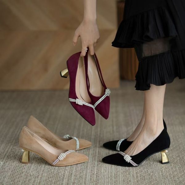 2021 women's single shoes, gold plated butt heel,formal dress, suede upper, hand sewn pearl decoration, elegant and fashionable coexist, Black
2021 women's single shoes, gold plated butt heel,formal dress, suede upper, hand sewn pearl decoration, elegant and fashionable coexist, Black