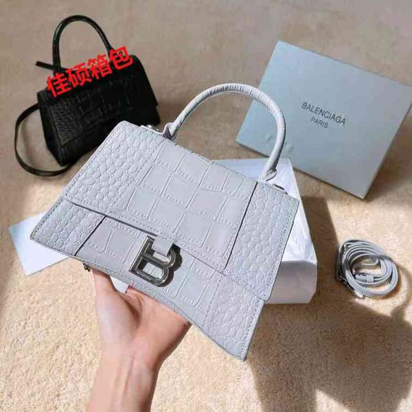 one shoulder bag women's high sense 2021 new niche trend crocodile leather messenger bag student korean version versatile light luxury
one shoulder bag women's high sense 2021 new niche trend crocodile leather messenger bag student korean version versatile light luxury