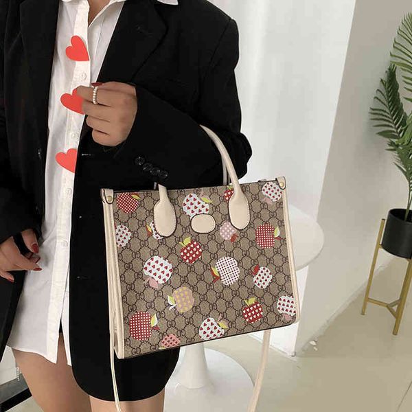 2022 factory wholesale fashion retro large capacity printed messenger portable winter single shoulder women's bag
2022 factory wholesale fashion retro large capacity printed messenger portable winter single shoulder women's bag