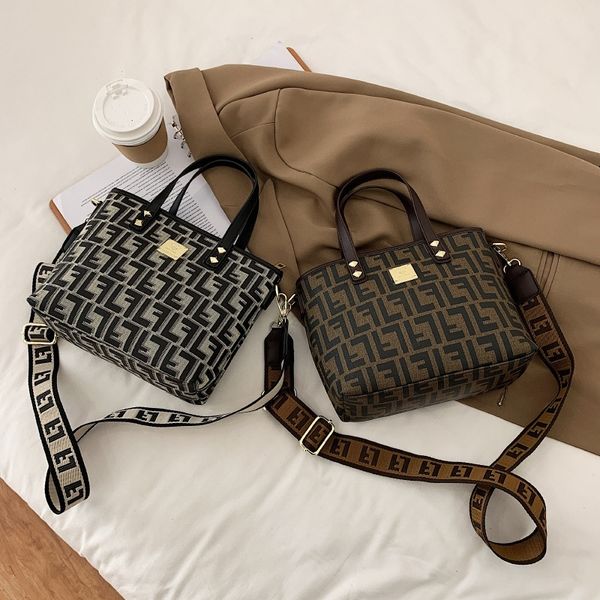 designer women's bag new fashion women's handbag one shoulder slung bucket bag handbags outlet
designer women's bag new fashion women's handbag one shoulder slung bucket bag handbags outlet