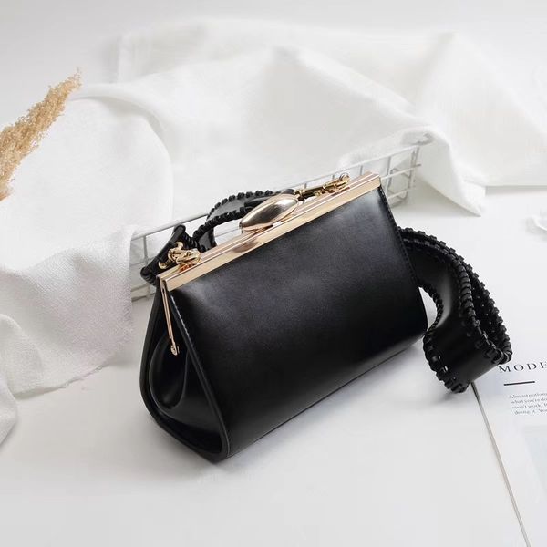reike korean style niche cowhide clip bag wide shoulder strap shoulder messenger bag
reike korean style niche cowhide clip bag wide shoulder strap shoulder messenger bag