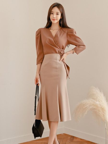 two piece dress zawfl - a set of 2 long sleeved shirts, v-neck and mermaid skirt, fashion, 2021, White
two piece dress zawfl - a set of 2 long sleeved shirts, v-neck and mermaid skirt, fashion, 2021, White