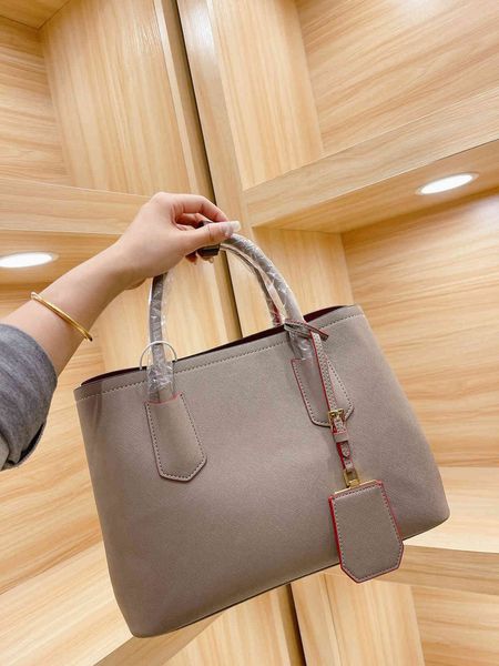 handbag women luxurys designers bags 2021 crossbody bag tote can be portable oblique across sing purse zhouzhoubao123
handbag women luxurys designers bags 2021 crossbody bag tote can be portable oblique across sing purse zhouzhoubao123