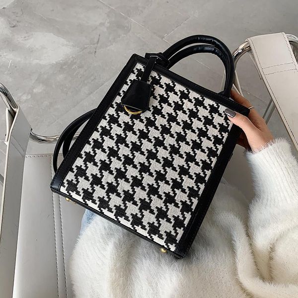 2021 design woolen female winter messenger portable bag plaid fashion bag one-shoulder new tote, Red;black
2021 design woolen female winter messenger portable bag plaid fashion bag one-shoulder new tote, Red;black