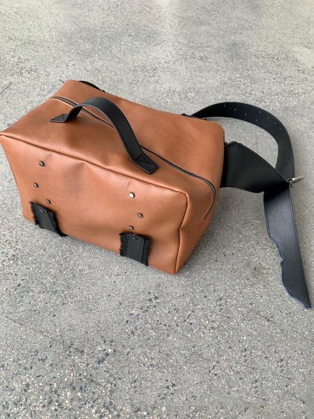 duffel bags 2021ss men's and women's bag sawtooth cow leather one shoulder messenger 20fw
duffel bags 2021ss men's and women's bag sawtooth cow leather one shoulder messenger 20fw