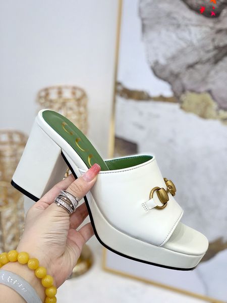 2021 designer luxurys slippers women sandals fashion beach shoes flip flops flat non-slip classical hole slipper with box size 35-41 -120, Black 
2021 designer luxurys slippers women sandals fashion beach shoes flip flops flat non-slip classical hole slipper with box size 35-41 -120, Black