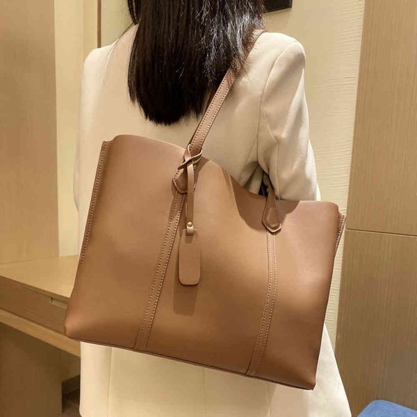 2020 new single shoulder bag tote large capacity niche design leather hand women's soft leather tide 6253
2020 new single shoulder bag tote large capacity niche design leather hand women's soft leather tide 6253