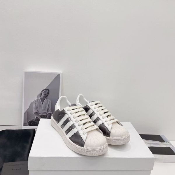 2021 classic women's casual shoes fashion black white platform superstars men women shoe
2021 classic women's casual shoes fashion black white platform superstars men women shoe