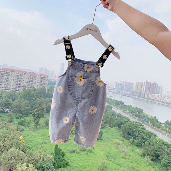 jeans suspenders 2020 summer wear new children's korean style baby girls' daisy printed one piece pants, Blue
jeans suspenders 2020 summer wear new children's korean style baby girls' daisy printed one piece pants, Blue