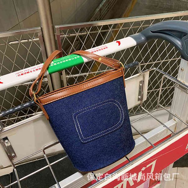 luxury handbags letter canvas bucket women's 2021 simple fashion single shoulder large capacity contrast color hand-held armpit bag
luxury handbags letter canvas bucket women's 2021 simple fashion single shoulder large capacity contrast color hand-held armpit bag