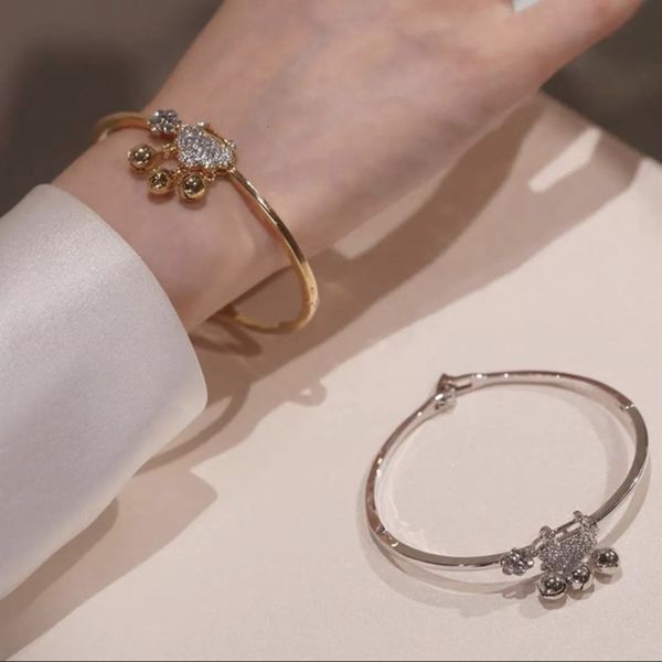 chain trembling with the same tiktok temperament, diamond lock, bracelet, girl's to lock bell, ring, hand ornament, detachable., Black
chain trembling with the same tiktok temperament, diamond lock, bracelet, girl's to lock bell, ring, hand ornament, detachable., Black