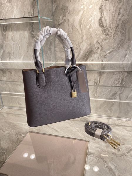 2021 new sheepskin crossbody bag women luxurys designers bags shoulder bag luxurys designers crossbody bags 26cm 1561d, Black
2021 new sheepskin crossbody bag women luxurys designers bags shoulder bag luxurys designers crossbody bags 26cm 1561d, Black