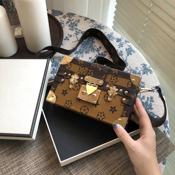 women's bag new 2021 messenger shoulder bag printed fashionable retro personalized lock box bag
women's bag new 2021 messenger shoulder bag printed fashionable retro personalized lock box bag