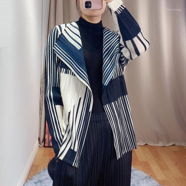 women's jackets changpleat 2021 spring summer striped thin cardigan coats miyak pleated fashion large size lone sleeve woman, Black;brown
women's jackets changpleat 2021 spring summer striped thin cardigan coats miyak pleated fashion large size lone sleeve woman, Black;brown