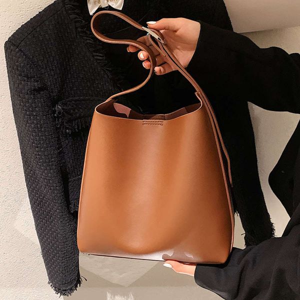 2021 fashion women's handbag bag simple retro shoulder menger shopping commuting mother and child tote
2021 fashion women's handbag bag simple retro shoulder menger shopping commuting mother and child tote
