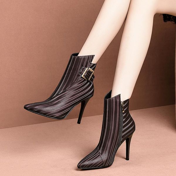 2021 new spring women's boots leather low boots belt buckle design elegant high heel fashion fashion, Black 
2021 new spring women's boots leather low boots belt buckle design elegant high heel fashion fashion, Black