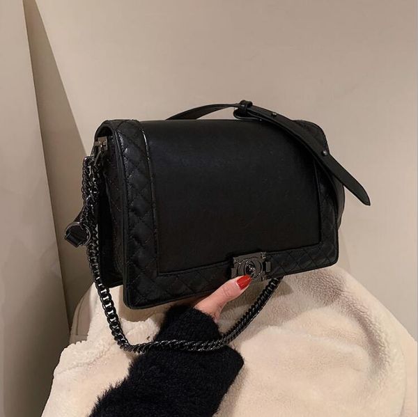 wholesale factory womens chain bag european and american retro leathers messenger bags clamshell imitation old leather handbag simple joker, Black;red
wholesale factory womens chain bag european and american retro leathers messenger bags clamshell imitation old leather handbag simple joker, Black;red